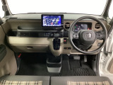 車内は光触媒抗菌消臭施工済です。スタイリッシュなデザインで暖かみのあるインパネ周りを演出します。グローブボックスやカップホルダーのほかにトレーなどたくさんの収納スペースが装備されています。