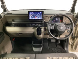 車内は光触媒抗菌消臭施工済です。インパネ周りはスタイリッシュなデザインで機能や装備も充実しています。グローブボックスやカップホルダーのほかにトレーなどたくさんの収納スペースが付いています。