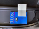 取扱説明書やメンテナンスノートもそろっています。スマートキーは荷物を持っている時でも、キーを取り出さずドアの施錠・開錠ができます。