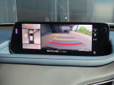 360度モニター搭載車ですので、低速時での不安を解消してくれます。この写真の右側はフロントカメラですが、後退時にはバックカメラにもなりますので歩行者や縁石なども確認することが可能です。