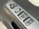 【電動格納ミラー】サイドミラーは電動格納式となっており、狭い駐車場でもキズがつくリスクを抑えられます。