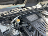 【STIタワーバー】お車の剛性を高めるタワーバーを装備。よりスムーズなコーナリング走行が可能となり、走りも楽しめます。