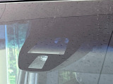 【シティブレーキアクティブシステム】低速走行中に前方の車両等を認識し、衝突しそうな時は警報とブレーキで衝突回避と被害軽減をアシスト。より安全にドライブをお楽しみいただけます。