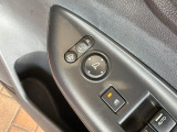 狭い駐車場で便利な電動格納ドアミラーが付いています。