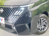 【LEDヘッドライト】悪天候や夜間走行時も良好な視界を確保し安心して運転できる高輝度LEDヘッドライトを装備!点灯速度が早く、消費電力も抑えられています。