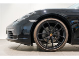 20インチ 718 Spyder ホイール(サテンブラック塗装)搭載です。