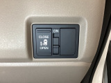 左側電動スライドドアは運転席からでも操作ができるように、ハンドル付近に開閉の操作スイッチが付いています。