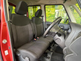 運転席まわりには十分なスペースがあり、大柄な方でもゆったり運転していただける環境です。