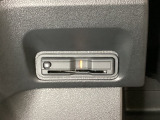 ハンドルの左下にETCがついています。高速道路の料金所の通過も楽々です。 カードの取り出しもしやすい場所についています。