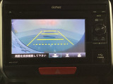 バックでの車庫入れも安心です!リアカメラが付いているバックモニター付のディスプレイオーディオを装備しております。操作線もついており距離感も画面から確認できます。