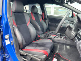 【専用スポーツシート】ホールド性に優れ、カーブ時の体が流れを抑制してくれます。また、体にフィットするから腰や背中が疲れにくく、ロングドライブや高速走行でも快適にお過ごしいただけます♪