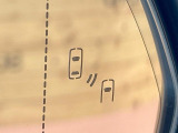 【ブラインドスポットモニター】走行中、ドアミラーの死角になりやすい箇所に後続車が接近するとサイドミラーのレンズに警告を表示!ドライバーに注意喚起をしてくれます。
