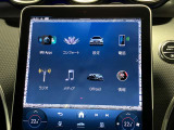新しくなったセンターコンソールはスマートフォンを操作するような感覚でナビから車両の設定までが可能です。