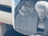 【オートエアコン】一度お好みの温度に設定すれば、車内の温度を検知し風量や温度を自動で調整。暑い&hellip;寒い&hellip;と何度もスイッチ操作をする必要はありません。快適な車内空間には必須の機能ですね♪