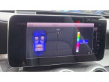 【アンビエントライト】ドア、ダッシュボード、センターコンソールなどの柔らかなLEDの間接光が、室内空間を上質に彩り、ラグジュアリーな雰囲気を醸成します。照明色は64色から選べ、明るさも調整可能。