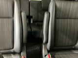 車外に出なくても運転席から3列目シートまで移動が可能です。子育てや荷物が多いときなど利便性が高いです