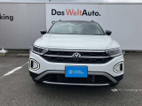 精悍なブラックスタイルが魅力のT-Roc。先進安全装備やデジタルコックピットを備え、街乗りから遠出まで快適に楽しめます。