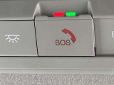SOSコール。事故や救急時などに、ボタンひとつで専門のオペレータに接続。警察や消防への連携をサポートします。