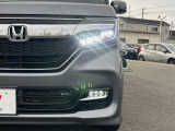 【LEDヘッドライト】悪天候や夜間走行時も良好な視界を確保し安心して運転できる高輝度LEDヘッドライトを装備!点灯速度が早く、消費電力も抑えられています。