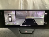 狭い場所での駐車やすれ違いなどでより的確な運転操作に役立つ360&deg;ビューモニターが装備されています。