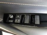 パワーウィンドウスイッチで運転席から全席の窓の開閉ができます。