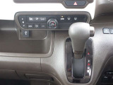 オートエアコンで簡単に車内の温度調節ができます!シフトは見やすいインパネシフトです!