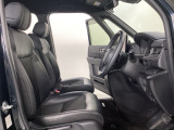 女性でも運転がしやすいように、シートの高さ調整機能(シートリフター)がついています。運転席と助手席の間が空いている為、助手席側への移動がスムーズです。交通量の多い道でも助手席側から乗り降りができます。