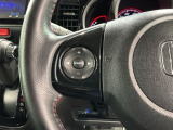 ステアリングにオーディオ操作スイッチが付いています。オーディオ画面に直接タッチしなくても操作が出来ますので、運転に集中できます。