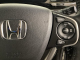 ハンドルにHondaセンシング系のクルーズコントロールやレーンキープアシストなどのスイッチが装備されています。ハンドルから手を離さず安全に操作できます。