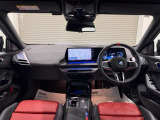 BMWの運転席はドライバーオリエンテッドという構造を採用。ドライバー目線の操作がしやすい設計になっており、ドライブ中にも目線の移動が少なく運転中にも簡単に操作ができます。