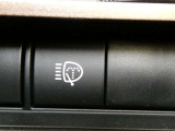 ヘッドライトの汚れをウォッシャーの力で洗浄するヘッドライトウォッシャー装備です。