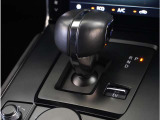 【シフトレバー】シフトもとても操作しやすいデザインになっております。運転する人の事を第一に考えた操作性の高い仕様です。