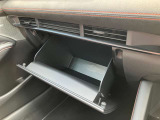 車検証なども収納できる大型のグローブボックスは、使い勝手もよく役立ちます!