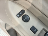 狭い駐車場で便利な電動格納ドアミラーが付いています。