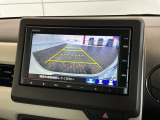 リバースギアに入れるだけで後方の表示へ切り替わります。夜間や雨の日の駐車も楽になりますよ。