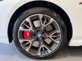BMWの純正アロイホイールは軽量かつ強度にも優れているホイールで走行性能を引き上げる設計になっております。足元にもBMWは妥協がなくこだわっている個所になります。