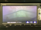 【バックカメラ】運転が苦手な方も車庫入れラクラクです!ギアをリバースに入れれば自動的に切り換わりますので、面倒な操作は不要です♪狭い駐車場もお車を傷つけず安心ですね!