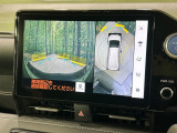 【パノラミックビューモニター】専用のカメラにより、上から見下ろしたような視点で360度クルマの周囲を確認することができます☆死角部分も確認しやすく、狭い場所での切り返しや駐車もスムーズに行えます。
