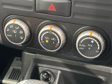 【オートエアコン】一度お好みの温度に設定すれば、車内の温度を検知し風量や温度を自動で調整。暑い&hellip;寒い&hellip;と何度もスイッチ操作をする必要はありません。快適な車内空間には必須の機能ですね♪