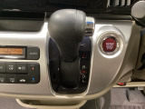 CVT車のセレクトレバーです。低速から高速まで、変速ショックのないスムーズな走りを実現するとともに、エンジン効率のよい領域を維持することで燃費にも貢献します。