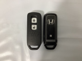 スマートキーを装備しています。鍵を差し込むことなくドアロックの開け閉めと、スタートボタン操作でのエンジンスタートができます。スペアキーも同じものを用意しております。