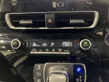 【オートエアコン】一度お好みの温度に設定すれば、車内の温度を検知し風量や温度を自動で調整してくれます。