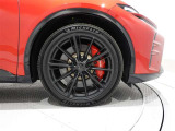 タイヤサイズは(235/45R21)で純正アルミホイールです。