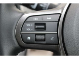 ハンドル左部分でオーディオ操作が可能。そのため、運転中でも目線をずらさずに安全運転♪