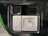 指先だけで簡単に操作が可能な電動パーキングブレーキを採用。「HOLD」スイッチを押すと、渋滞や信号待ちなどでブレーキペダルから足を離しても、ブレーキを保持するので安心です