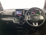車内は光触媒抗菌消臭施工済です。インパネ周りはスタイリッシュなデザインです。グローブボックスやカップホルダーのほかにトレーなどたくさんの収納スペースが付いています。