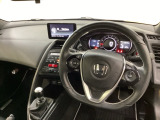 車内は光触媒抗菌消臭施工済です。スタイリッシュなデザインでスポーティなインパネ周りを演出します。グローブボックスやトレーなどコンパクトにまとめた収納スペースが付いています。