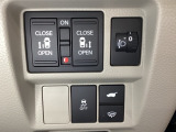 リアドアは乗り降りに便利な両側電動スライドドアです。また運転席に座っていながらスイッチ操作で自在にスライドドアを開け閉めできます。またHondaセンシング用のVSA解除スイッチも下に装備しています。