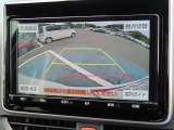 バックモニター付きでガイドラインがモニターに表示され、車庫入れや縦列駐車などの際に役立ちます!