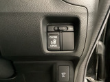 左側電動スライドドアは運転席からでも操作ができるように、ハンドル付近に開閉の操作スイッチが付いています。